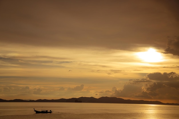 Tramonto tropicale cupoTramonto sull'acqua e sulle isoleThailandia Provincia di Krabi Ao Nang Beach