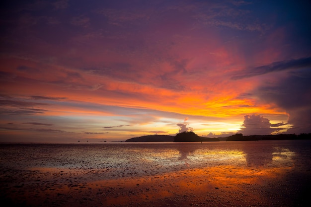 Tramonto tropicale cupoTramonto sull'acqua e sulle isoleThailandia Provincia di Krabi Ao Nang Beach