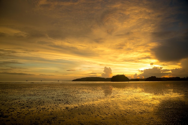 Tramonto tropicale cupoTramonto sull'acqua e sulle isoleThailandia Provincia di Krabi Ao Nang Beach