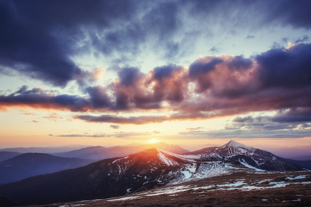 Tramonto variopinto della molla sopra le catene montuose nel nazionale