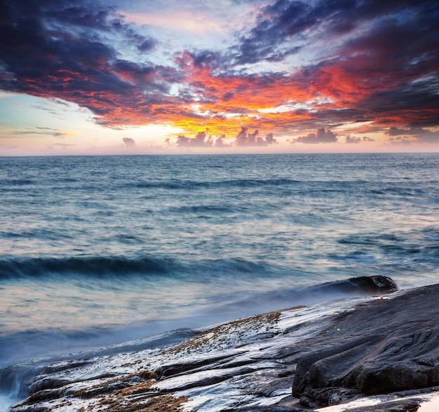 Tramonto variopinto scenico alla costa del mare. Buono per lo sfondo o l'immagine di sfondo. Bellissimi paesaggi naturali