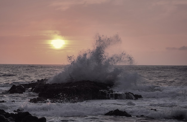 Tramonto variopinto scenico alla costa del mare. Buono per lo sfondo o l'immagine di sfondo.