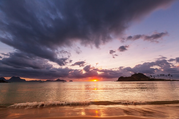 Tramonto variopinto scenico alla costa del mare. Buono per lo sfondo o l'immagine di sfondo.