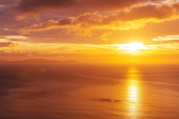 Tramonto variopinto scenico alla costa del mare. Buono per lo sfondo o l'immagine di sfondo.