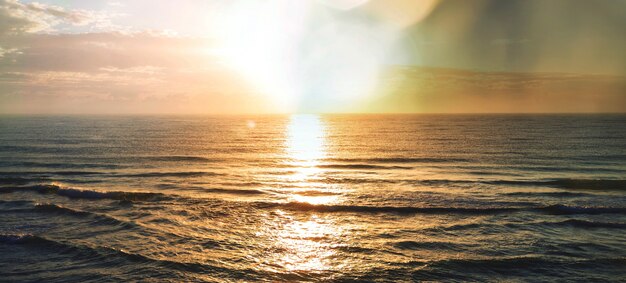 Tramonto variopinto scenico alla costa del mare. Buono per lo sfondo o l'immagine di sfondo.