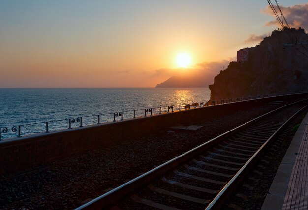 Tramonto Vernazza e ferrovia Cinque Terre