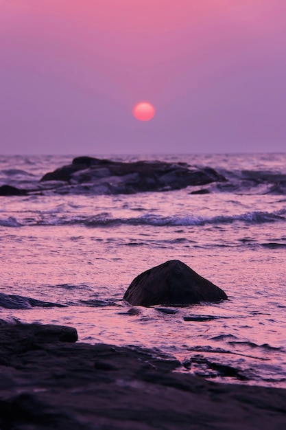 Tramonto viola sul mare Arabico. Goa, India