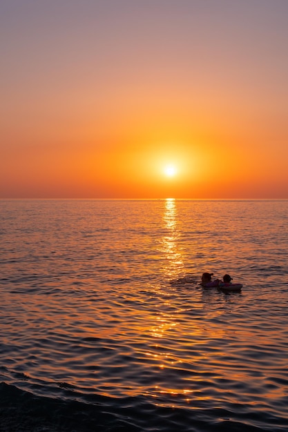 Tramonto viola sulla spiaggia di Batumi del Mar Nero