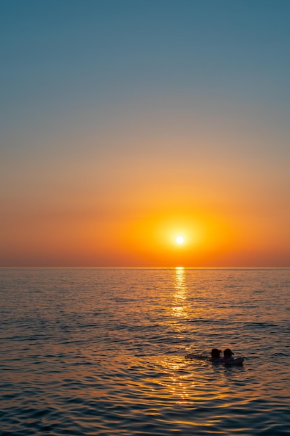 Tramonto viola sulla spiaggia di Batumi del Mar Nero