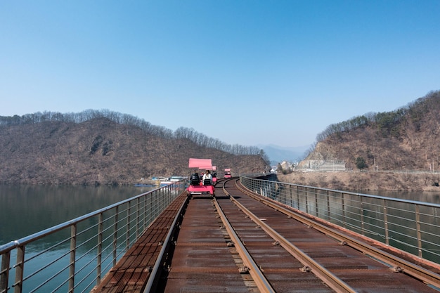 Tramvia di attività che corre su binari ferroviari