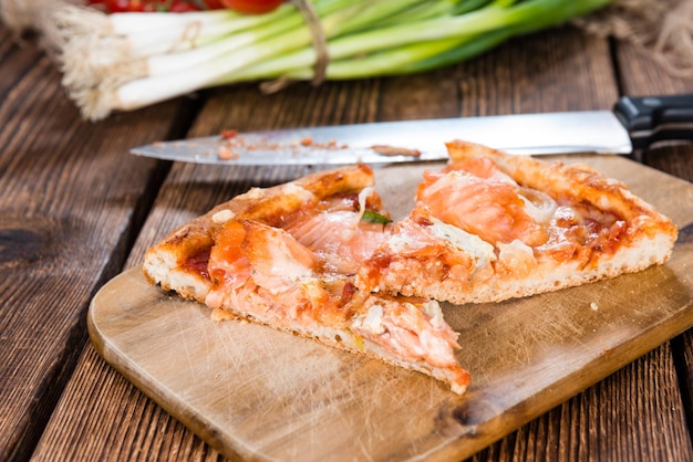 Tranci di pizza al salmone