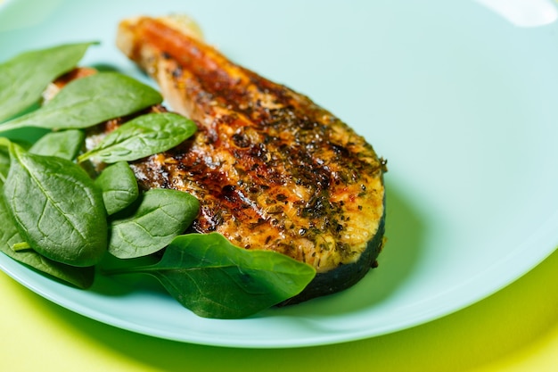 Tranci di salmone alla griglia fino a doratura con spezie e succo di limone