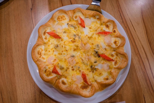 Trancio di pizza calda grande formaggio pranzo o cena crosta di pesce carne topping sugo con peperone