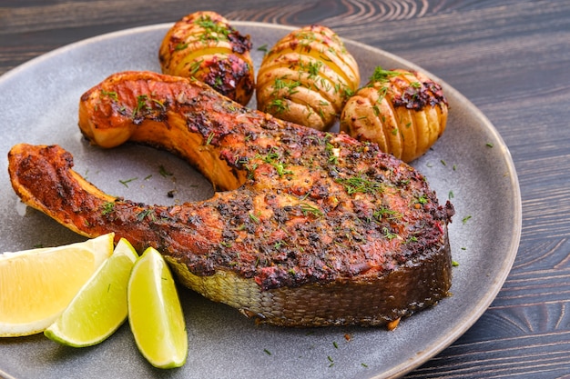 Trancio di salmone al forno con patate hasselback