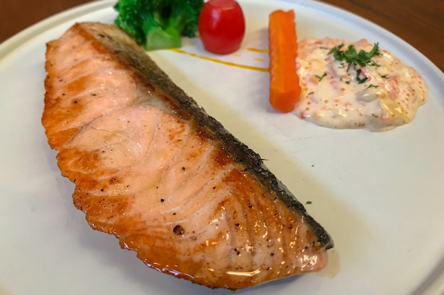 Trancio di salmone alla griglia con contorno di verdure