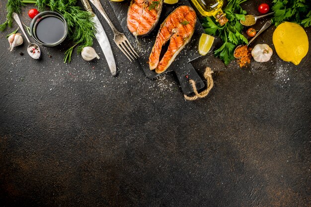 Trancio di salmone alla griglia con ingredienti