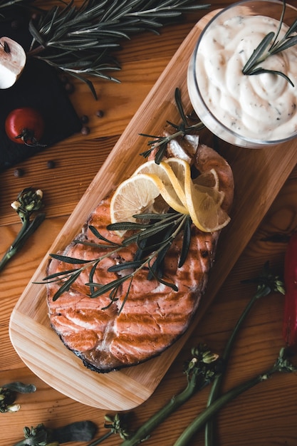 Trancio di salmone alla griglia con limone