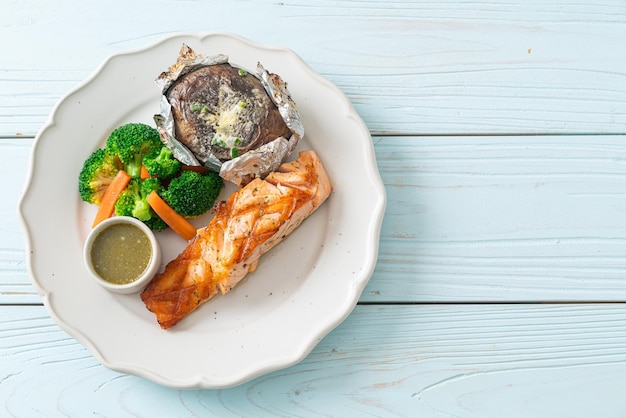 trancio di salmone alla griglia con patate al forno e verdure