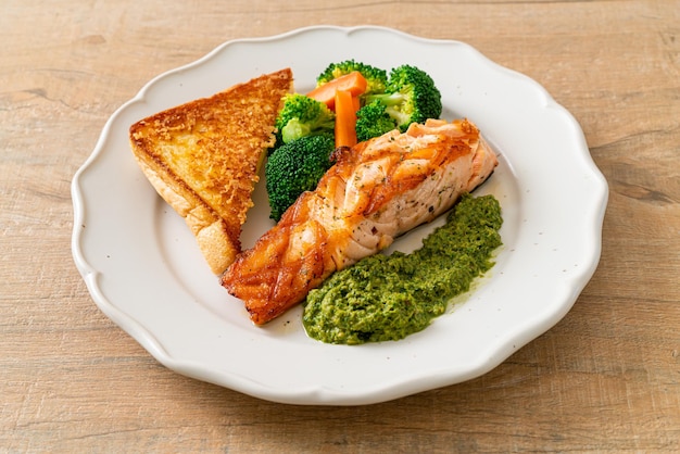 trancio di salmone alla griglia con pesto e verdure