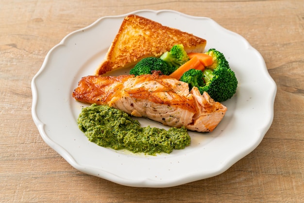 trancio di salmone alla griglia con pesto e verdure