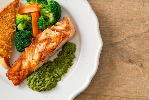 trancio di salmone alla griglia con pesto e verdure