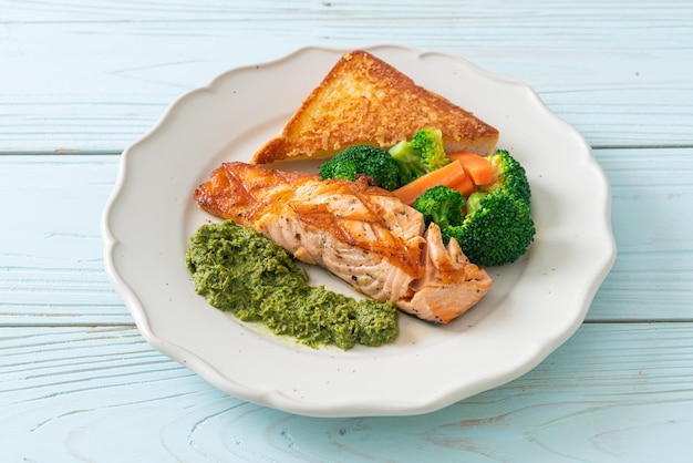 Trancio di salmone alla griglia con pesto