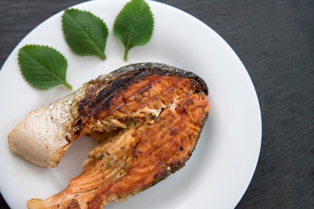 Trancio di salmone alla griglia su un piatto bianco