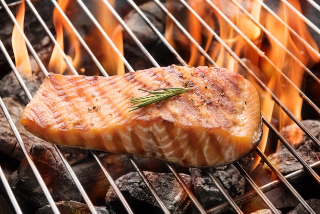 Trancio di salmone alla griglia sul fuoco