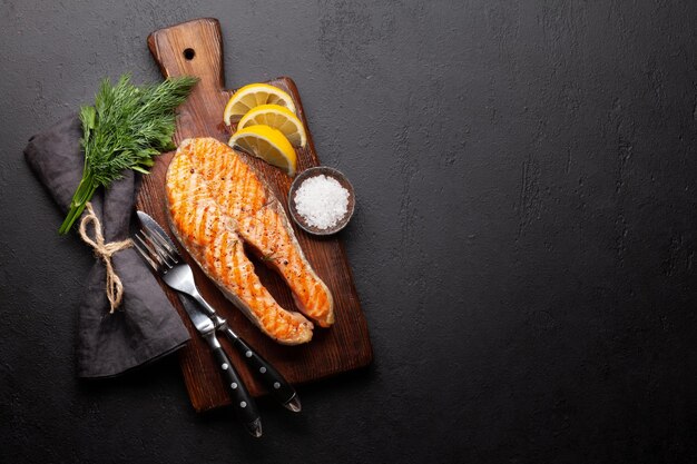 Trancio di salmone alla griglia Trancio di pesce con erbe e spezie