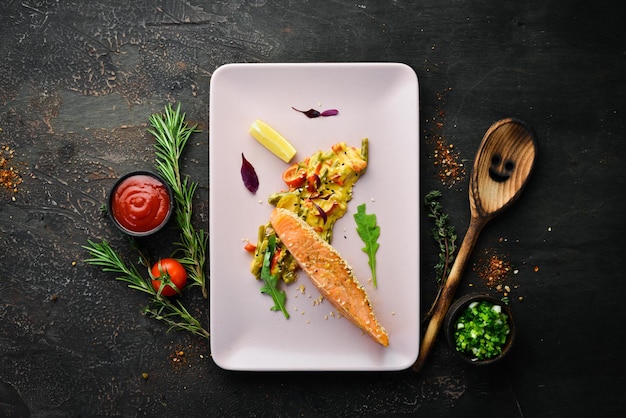 Trancio di salmone con insalata e salsa Vista dall'alto Spazio libero per il testo