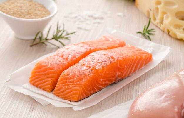 Trancio di salmone crudo. Concetto di cibo sano e proteico