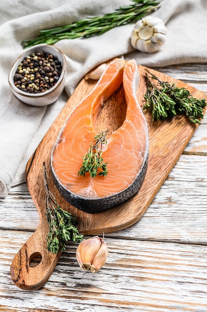 Trancio di salmone crudo fresco con pepe e timo