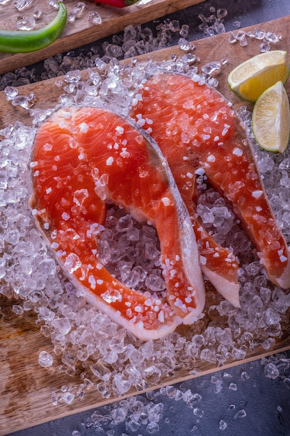 Trancio di salmone crudo nel ghiaccio.