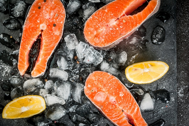 Trancio di salmone crudo su ghiaccio