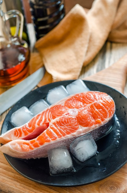 Trancio di salmone crudo sul tavolo della cucina.