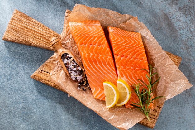 Trancio di salmone fresco con spinaci e lenticchie.