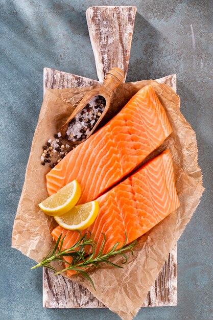 Trancio di salmone fresco con spinaci e lenticchie.