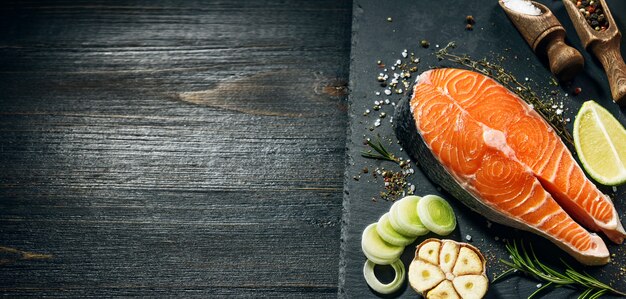 Trancio di salmone pronto per la frittura. cucinare la cena per una persona cara