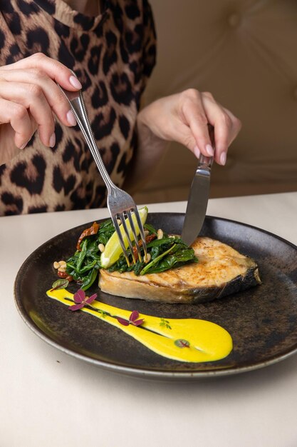 trancio di salmone su un piatto, in un ristorante