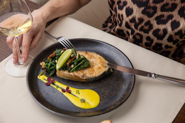 trancio di salmone su un piatto, in un ristorante