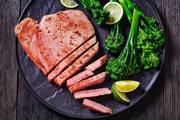 Trancio di tonno fritto con broccoli bolliti e lime