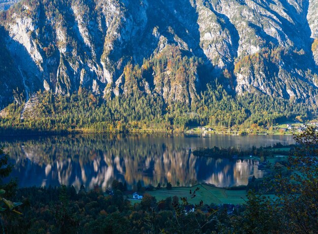 Tranquilla mattina autunnale Alpi Lago di montagna con acqua limpida e trasparente e riflessi Lago Hallstatter Alta Austria