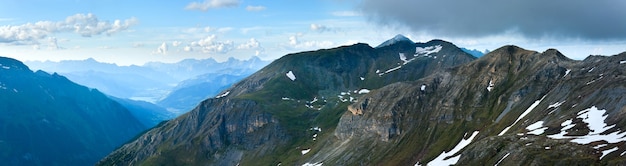 Tranquilla montagna estiva delle Alpi (vista dalla strada alpina del Grossglockner). Un'immagine composita di tre colpi.