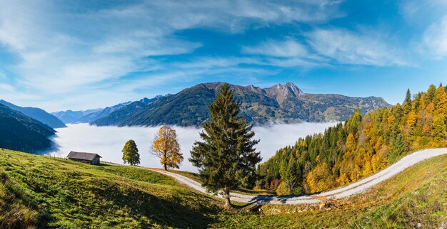 Tranquilla nebbiosa mattina d'autunno vista sulle montagne dal sentiero escursionistico da Dorfgastein ai laghi Paarseen Land Salzburg Austria