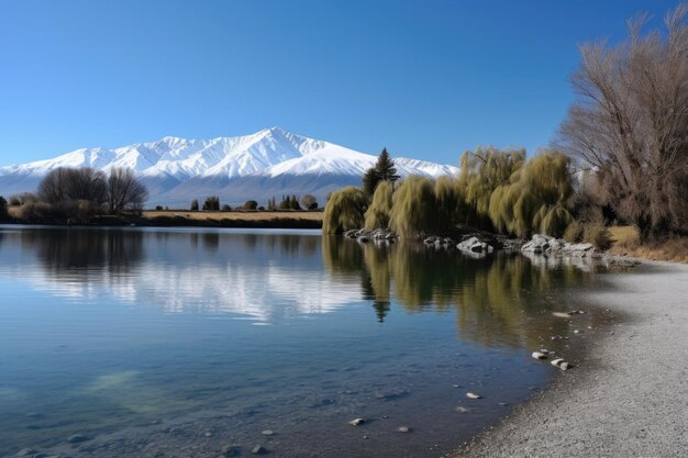 Tranquilla riva del lago con montagne innevate sullo sfondo create con l'IA generativa