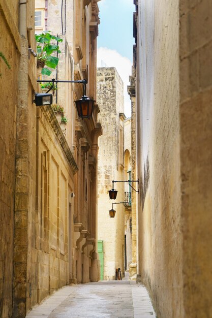 Tranquilla strada medievale nel deserto stretto nella città silenziosa Mdina Malta Concetto di vacanza da cartolina di viaggio