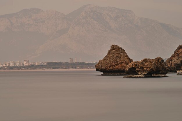 Tranquilla vista mare e scogliere