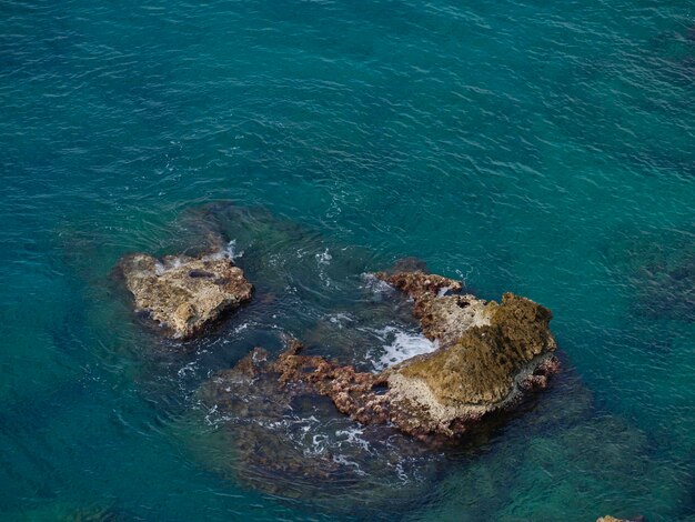 Tranquilla vista mare e scogliere