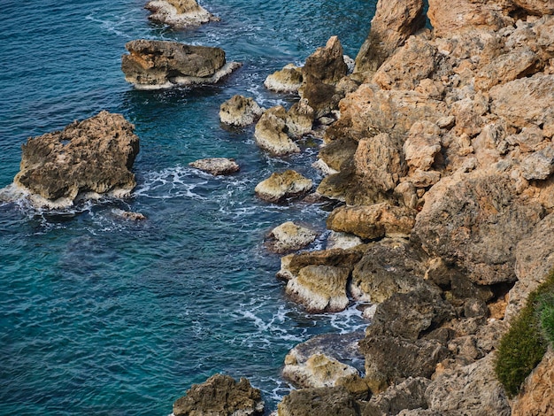 Tranquilla vista mare e scogliere