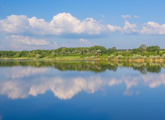 Tranquillo bellissimo paesaggio rurale con un lago